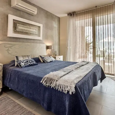 Vila La Caleta Sleeps 6 With Pool Air Con And Wifi