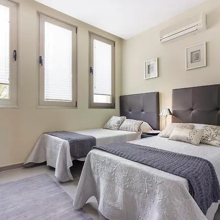 Vila La Caleta Sleeps 6 With Pool Air Con And Wifi