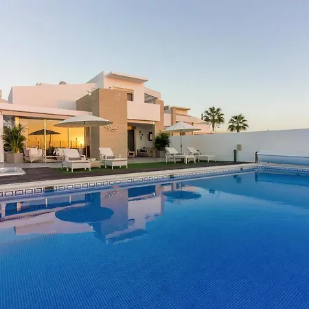 Vila La Caleta Sleeps 6 With Pool Air Con And Wifi *